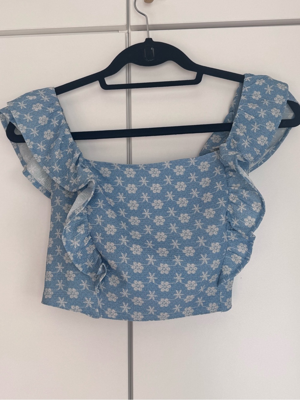 BCBGeneration Blue Floral Ruffle Crop Top